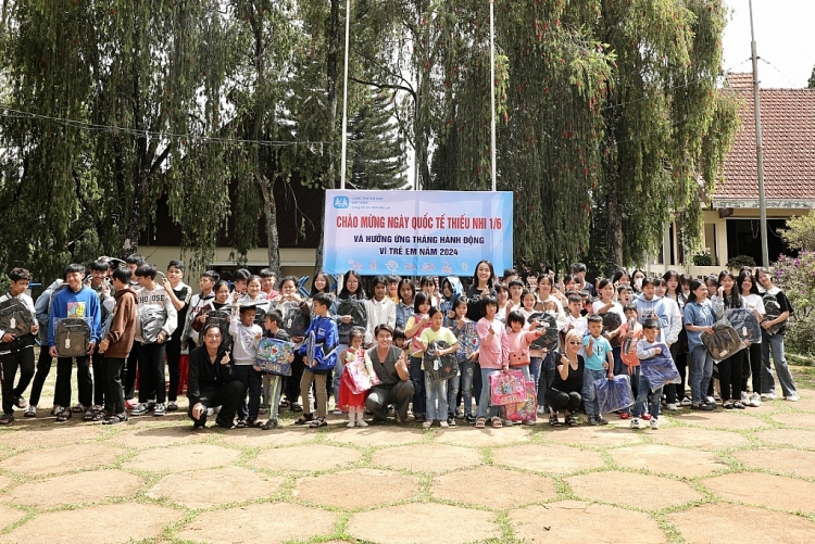 Á hậu Thủy Tiên thăm trẻ em Làng SOS Đà Lạt dịp Quốc tế thiếu nhi