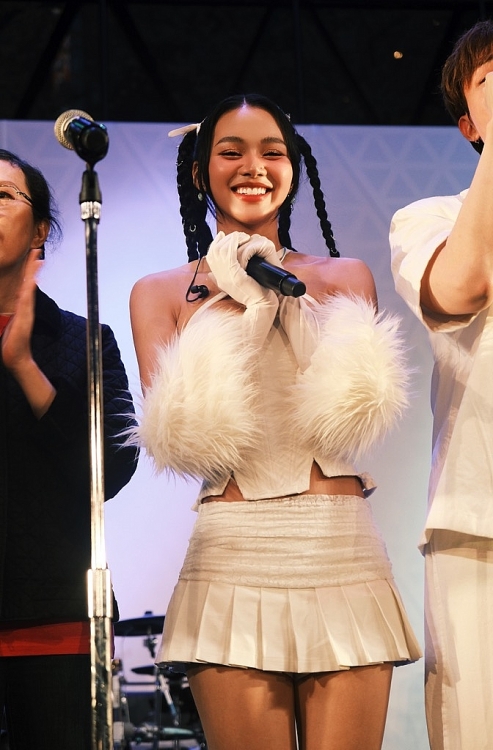 Giana remake bản hit quốc dân 'Mùa yêu đầu' cực lạ và lung linh tại Nhật Bản kỷ niệm 6 tháng debut