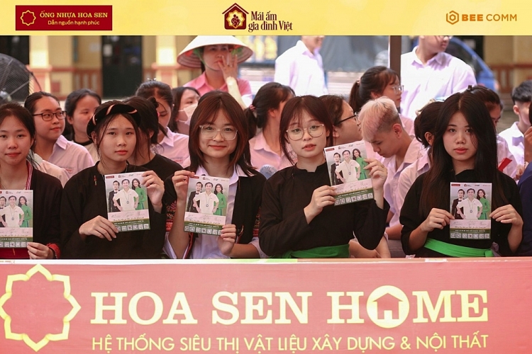 Quyền Linh, H’Hen Niê và Doãn Quốc Đam đội mưa ghi hình 'Mái ấm gia đình Việt' ở Yên Bái