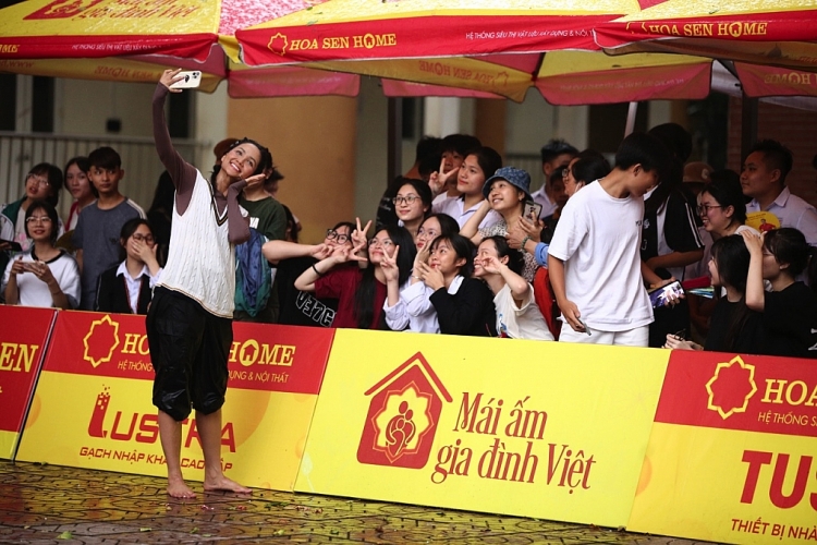 Quyền Linh, H’Hen Niê và Doãn Quốc Đam đội mưa ghi hình 'Mái ấm gia đình Việt' ở Yên Bái