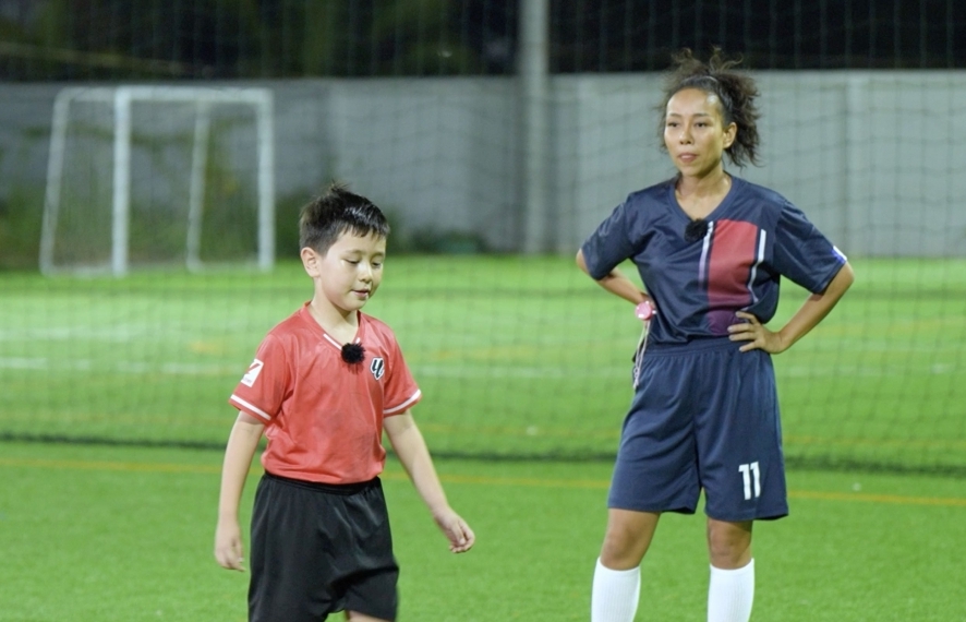 'Mẹ siêu nhân': Dạy đá bóng cho mẹ, Alex thẳng thắn nhận xét Thảo Trang là một học trò không tốt