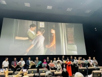 Nhiều khán giả đã rơi nước mắt trong đêm ra mắt phim 'Vầng trăng thơ ấu'