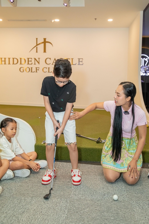 Nhóc tỳ nhà Thu Thủy, Đoan Trang tập tính kỷ luật, kiên nhẫn từ 'lớp học' chơi golf của MC Liêu Hà Trinh