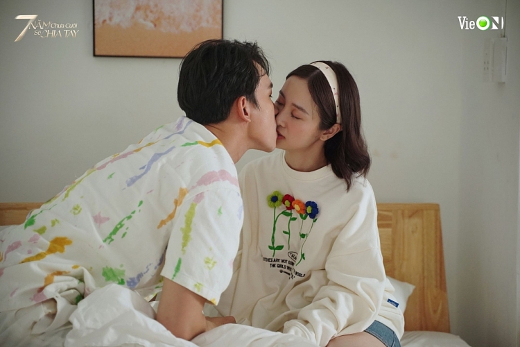 Jun Phạm không ngại ôm hôn Thúy Ngân trong '7 năm chưa cưới sẽ chia tay'