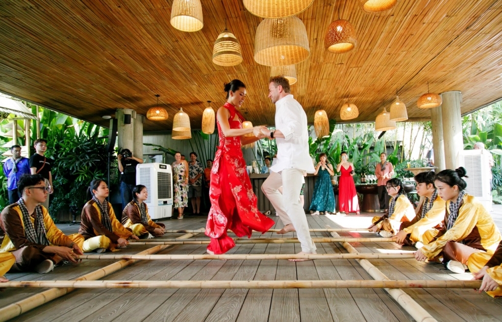Vợ chồng Minh Tú hào hứng chơi nhảy sạp cùng bạn bè