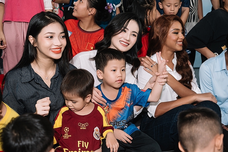 Hoa hậu Ý Nhi đi từ thiện cùng 'Miss World 2024' và 'Mr World 2019'