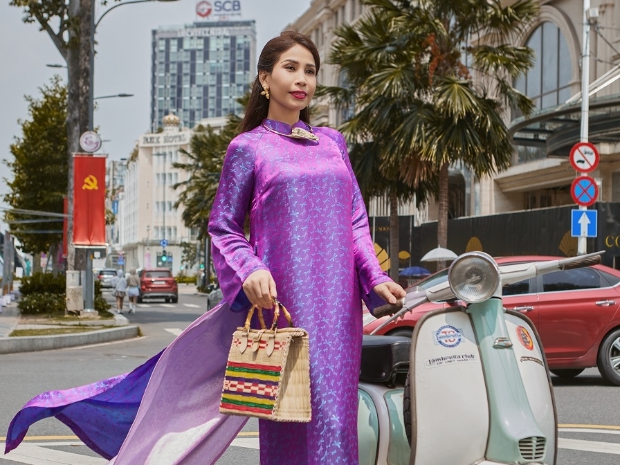 Lý Hương thực hiện bộ ảnh áo dài Lụa Việt làm quà sinh nhật tặng mẹ