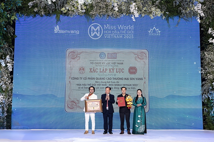 Hoa hậu Ý Nhi nhận sash 'Miss World Vietnam', đại diện Việt Nam tại 'Hoa hậu thế giới' lần thứ 72