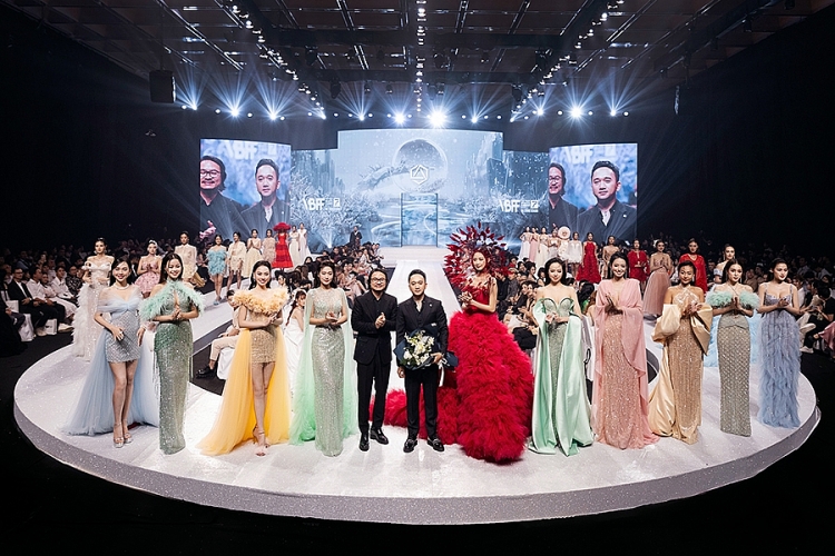 'Vietnam Beauty Fashion Fest 7' bùng nổ khi quy tụ dàn Hoa hậu quốc tế trình diễn