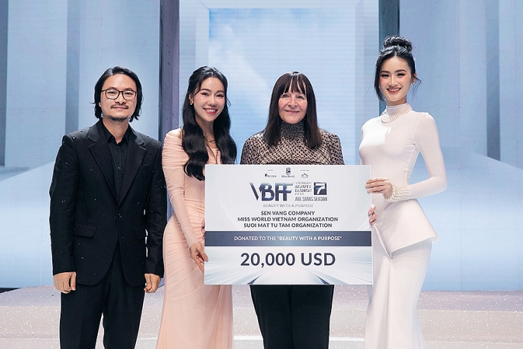 'Vietnam Beauty Fashion Fest 7' bùng nổ khi quy tụ dàn Hoa hậu quốc tế trình diễn