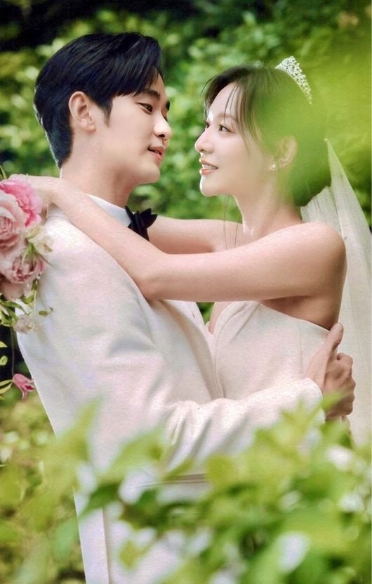 Hé lộ 'ảnh cưới' chưa từng được công bố của Kim Soo Hyun và Kim Ji Won