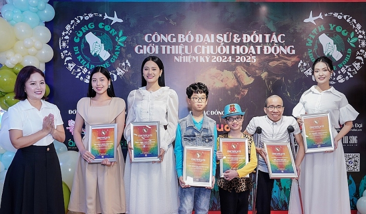 Nhạc sĩ Nguyễn Văn Chung đồng ý cho sử dụng miễn phí 3 ca khúc 'Nhật ký của mẹ', 'Cha và con gái', 'Ngủ đi con' của dự án 'Cùng con đi khắp thế gian'