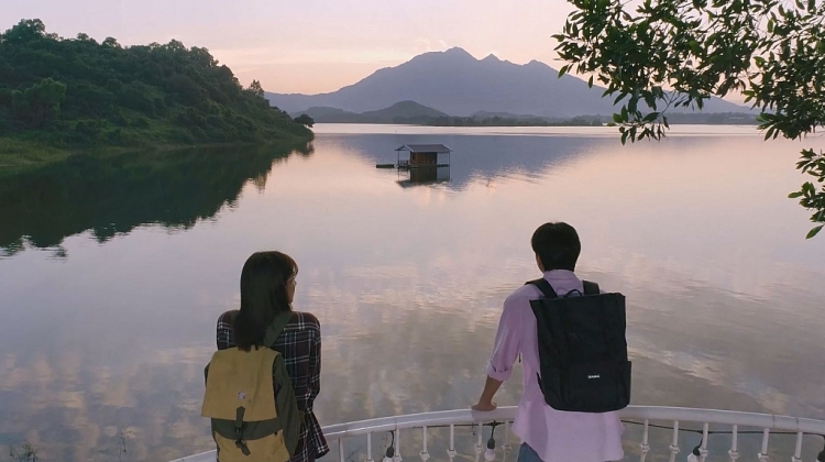 'Sống để yêu thương': Bộ phim tình cảm với hình ảnh lung linh và giàu cảm xúc