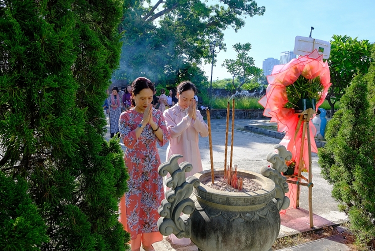 Ban tổ chức Liên hoan phim châu Á Đà Nẵng lần thứ Hai dâng hương tượng đài Danh tướng Nguyễn Tri Phương