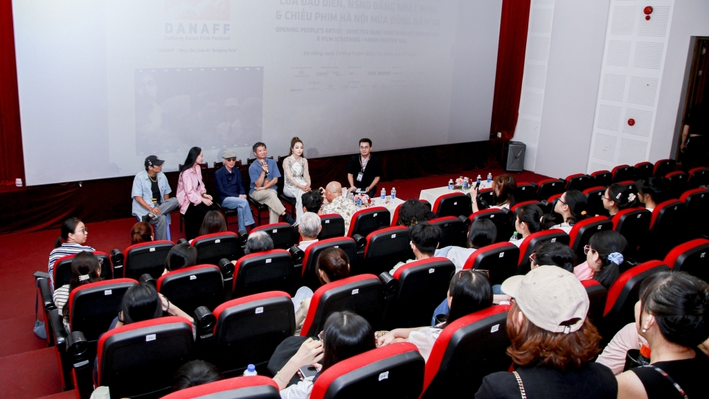Khán giả trẻ Đà Nẵng xúc động khi xem phim và giao lưu với Đạo diễn, NSND Đặng Nhật Minh