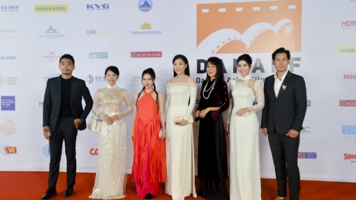 Dàn sao đổ bộ thảm đỏ khai mạc Liên hoan phim Châu Á Đà Nẵng lần thứ II