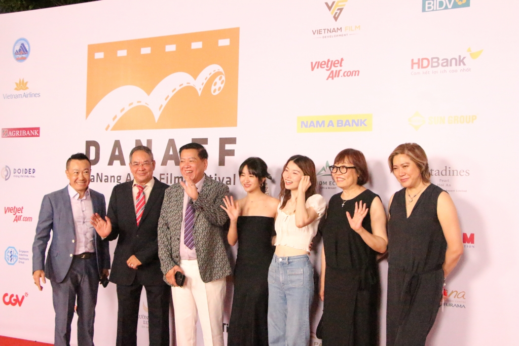 Dàn sao đổ bộ thảm đỏ khai mạc Liên hoan phim châu Á Đà Nẵng lần thứ II