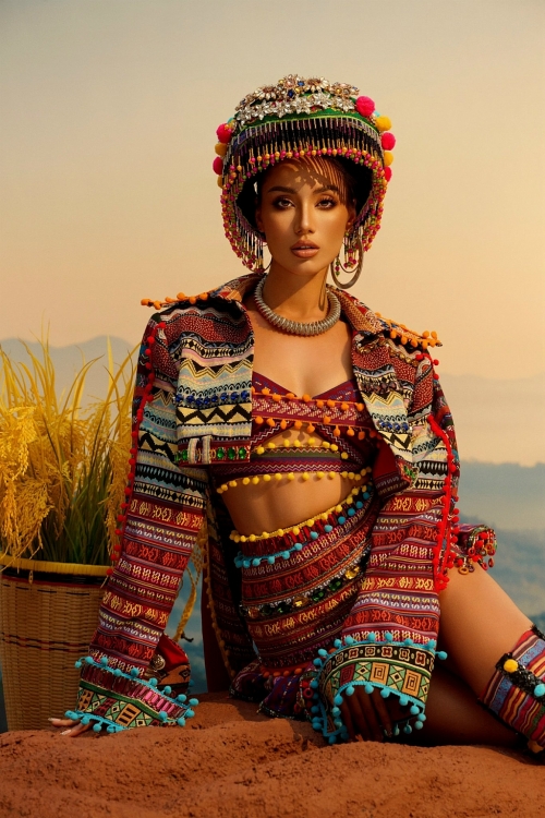 Lydie Vũ diện trang phục Thổ cẩm lấy cảm hứng từ Tây Bắc cho phần thi National Costume