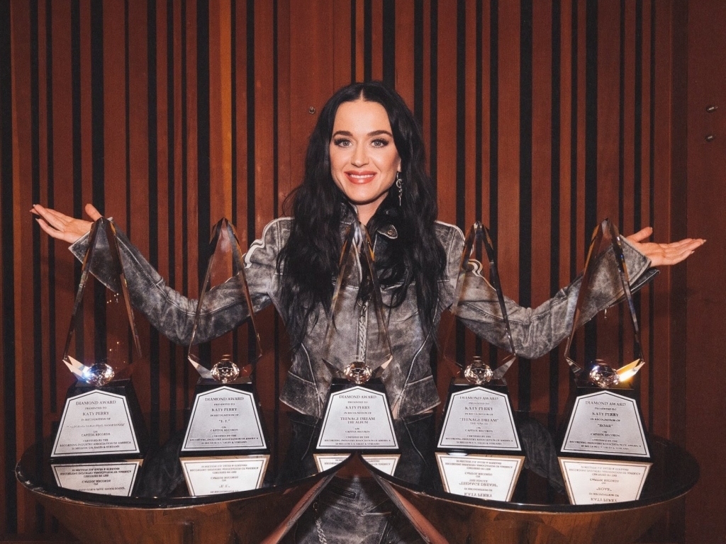 Katy Perry chính thức sở hữu album đạt chứng nhận Kim cương đầu tiên, phá vỡ loạt kỷ lục trong lịch sử