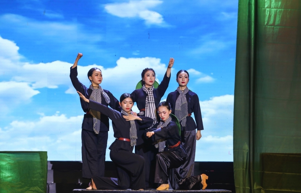 'Dấu ấn Việt' chung kết 2: Âm hưởng dân ca vang vọng, khơi gợi lòng tự hào quê hương