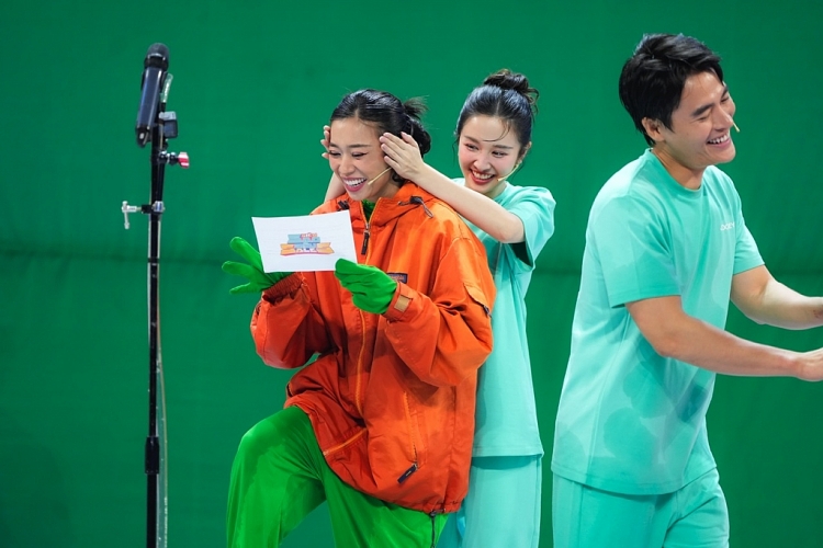'Siêu sao siêu sales' tập 2: MC Trường Giang 'nhắc bài' Tiến Luật, Quang Trung liên tục bị Vinh Râu 'phá game'