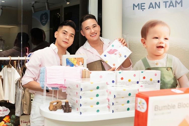 Vợ chồng MC Liêu Hà Trinh tặng quà ý nghĩa cho con trai tròn 1 tuổi