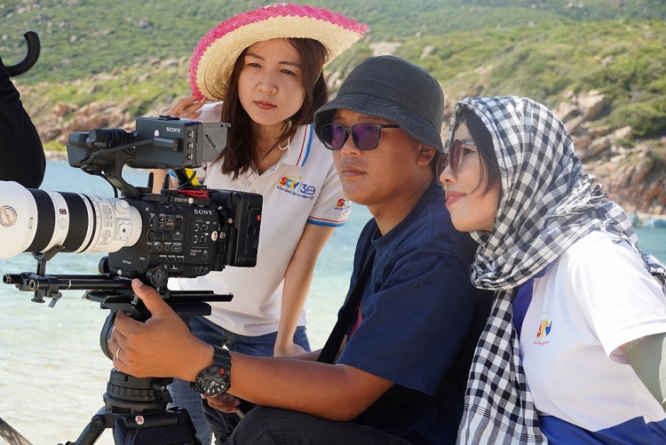 Nữ đạo diễn Giang Thanh mang câu chuyện tích cực tới 'Tình yêu đến cùng gió biển'
