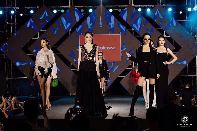 Khán giả Quảng Ninh mãn nhãn với 'Vietnam Fashion Tour'