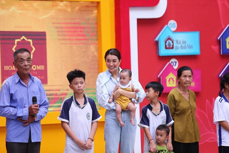 Dàn Hoa, Á hậu đình đám chung tay giúp đỡ các em nhỏ mồ côi ở 'Mái ấm gia đình Việt'