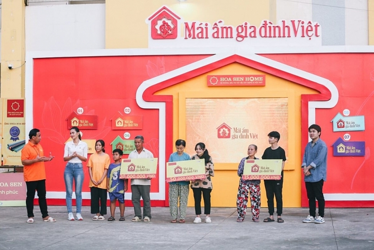 Dàn Hoa, Á hậu đình đám chung tay giúp đỡ các em nhỏ mồ côi ở 'Mái ấm gia đình Việt'