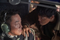 'Vây hãm trên không': 'Cơ phó' Ha Jung Woo đối mặt 'không tặc' Yeo Jin Goo, tái hiện sự kiện có thật năm 1971