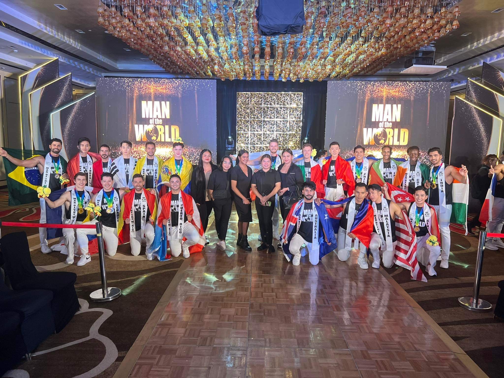 Đoàn Công Vinh mang Quốc phục của NTK Tuấn Hải đi thi 'Nam vương thế giới 2024'