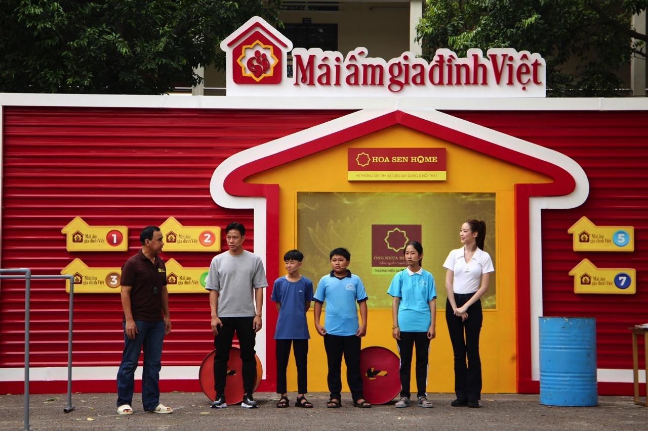 'Mái ấm gia đình Việt': MC Quyền Linh gây xúc động khi cố gắng ghi hình dù chân đang bị chấn thương