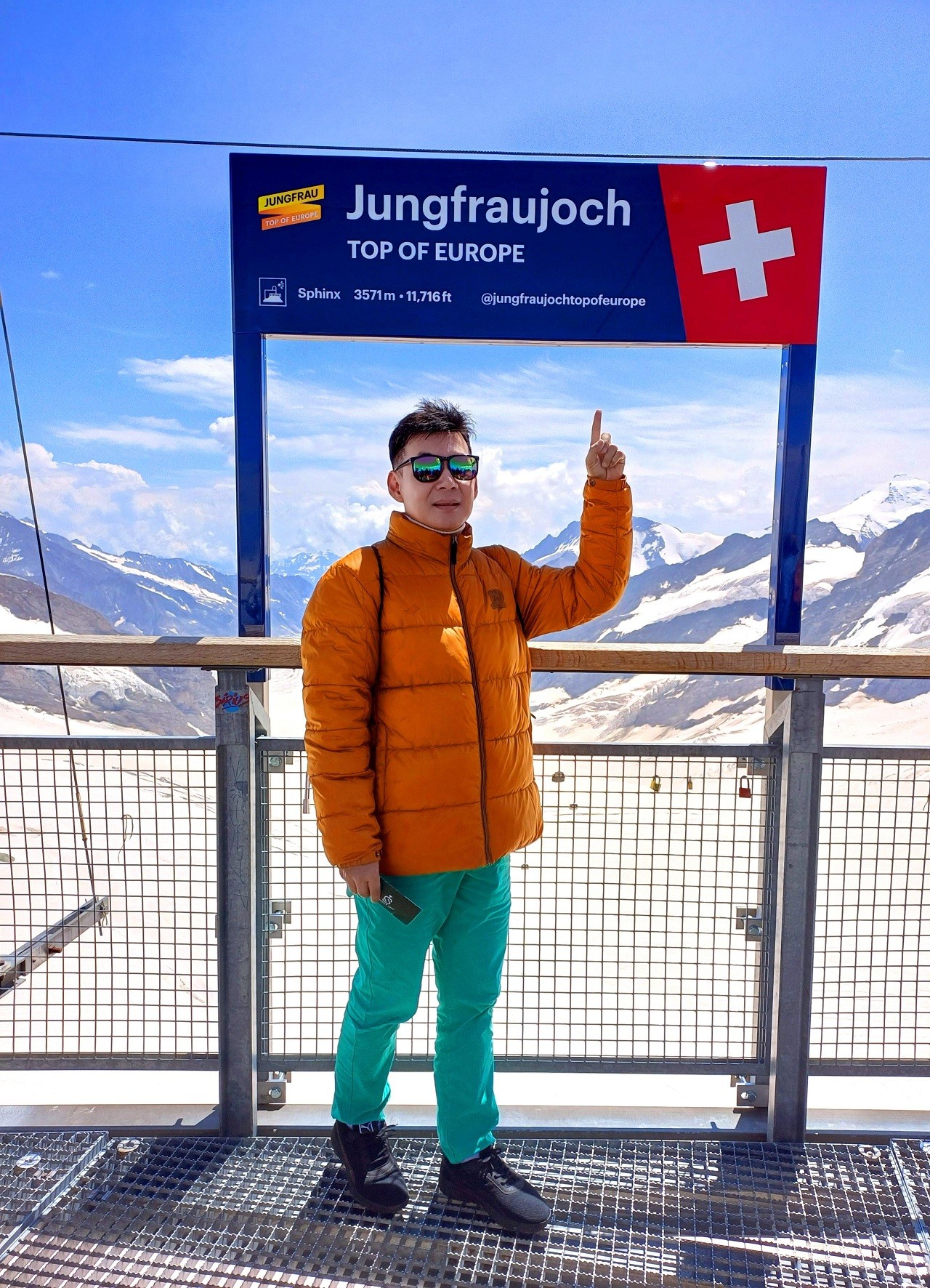 Đoan Trường diện áo dài Việt Nam 'check-in' trên đỉnh Jungfrau tại Thụy Sĩ