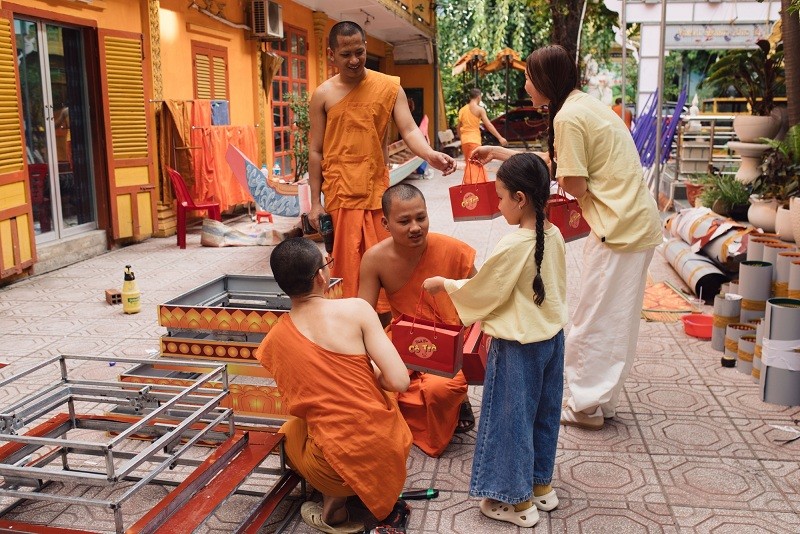 Trà Ngọc Hằng thiện nguyện mừng tuổi mới con gái Sophia