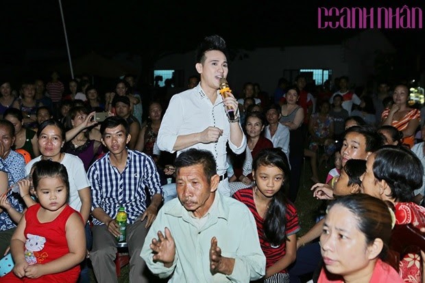 Nguyên Vũ biểu diễn văn nghệ tại chuyến từ thiện tại tỉnh Đồng Nai
