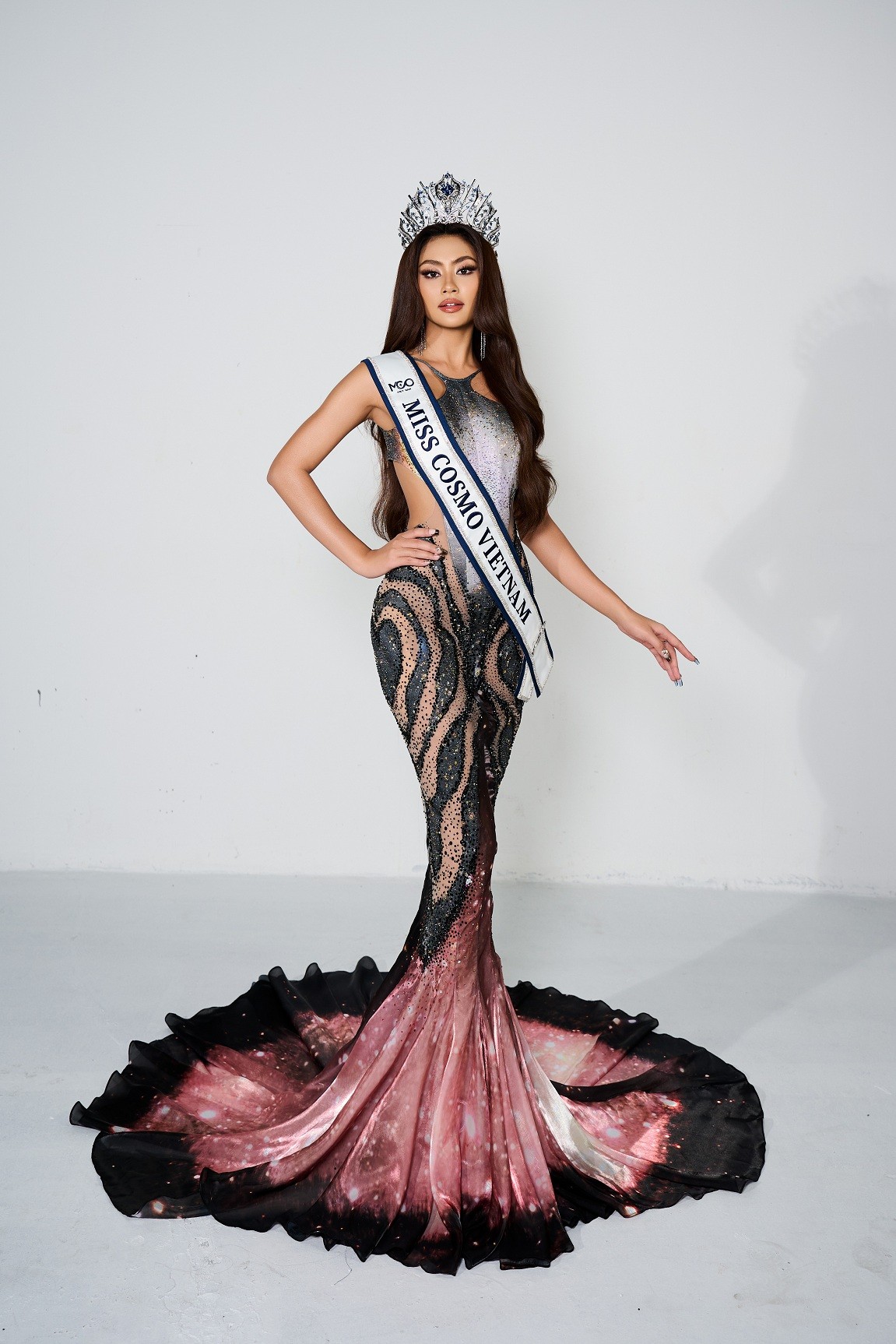 Hình hiệu 'Vietnam Road To Miss Cosmo 2024': Xuân Hạnh liên tục biến hình từ 'nàng thơ' trong trẻo hóa 'chiến binh' sắc lạnh