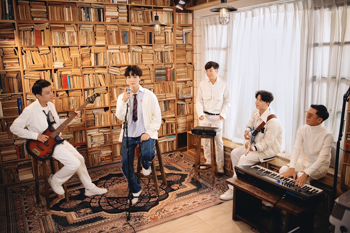 Sau 2 sản phẩm debut đậm chất Gen Z, Tường Duy tung EP 'love:iu' với concept chuẩn 'con ngoan trò giỏi'