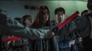 'Gyeongseong Creature 2': Han So Hee trẻ mãi không già, liệu Park Seo Joon có nhận ra?