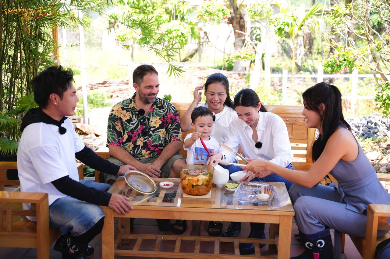 'Sáng nay ăn gì?': Lê Dương Bảo Lâm đầm mình dưới mưa to vượt thử thách cùng Hoa hậu Thùy Tiên, Minh Tú