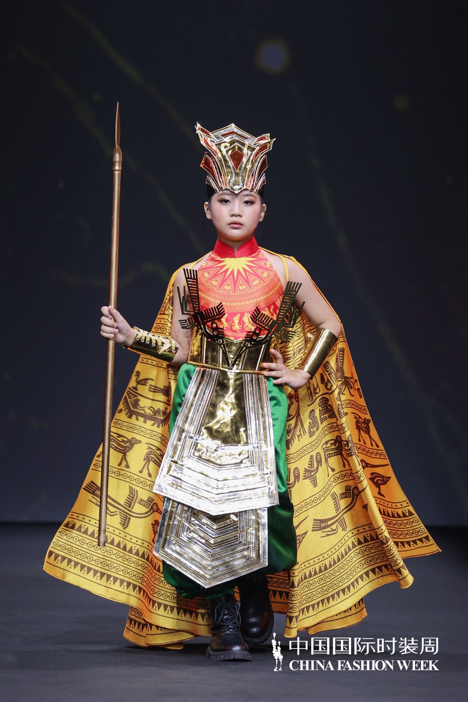 Nguyễn Minh Công quảng bá trống đồng, chim lạc tại sàn diễn quốc tế 'China Fashion Week'