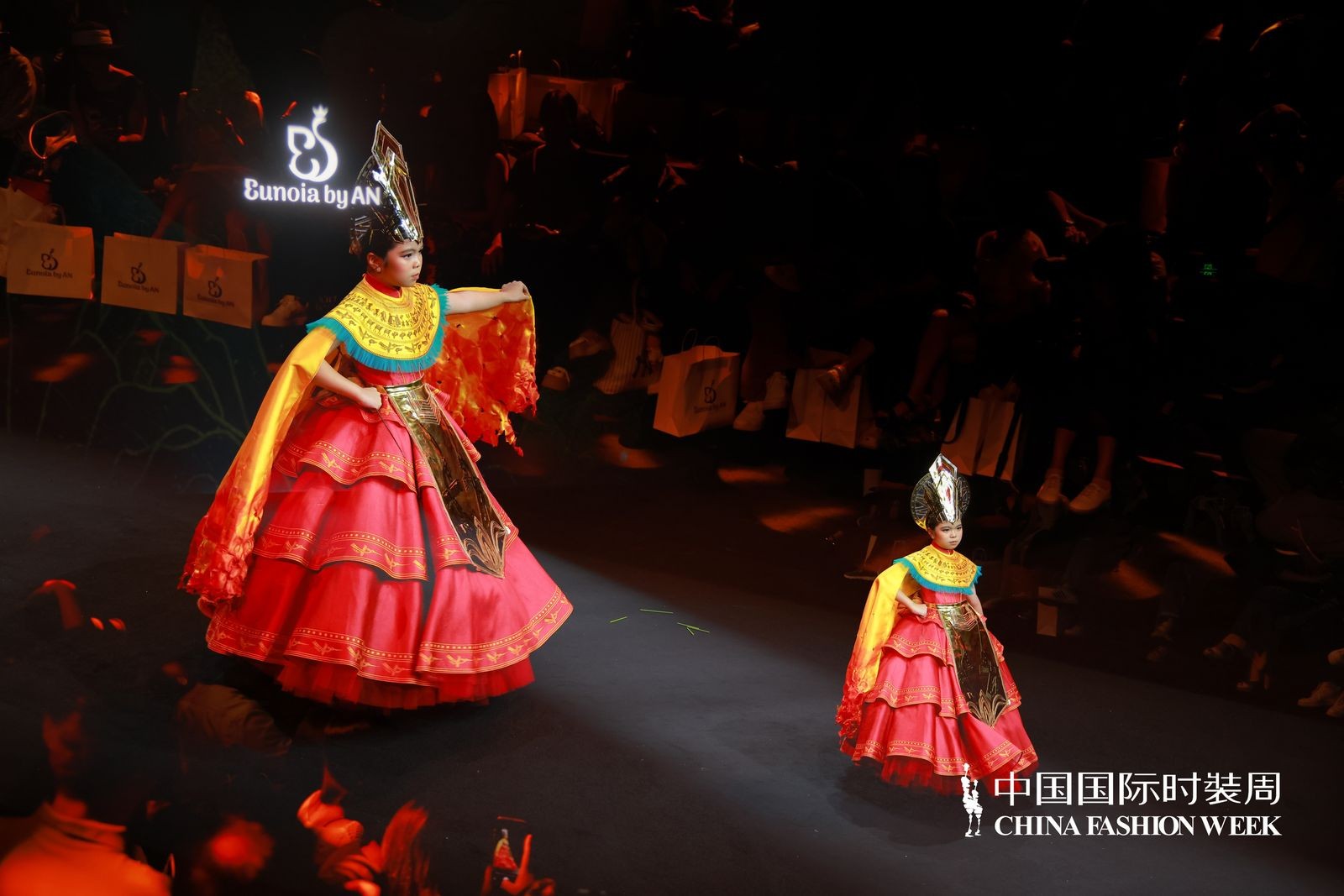 Nguyễn Minh Công quảng bá trống đồng, chim lạc tại sàn diễn quốc tế 'China Fashion Week'