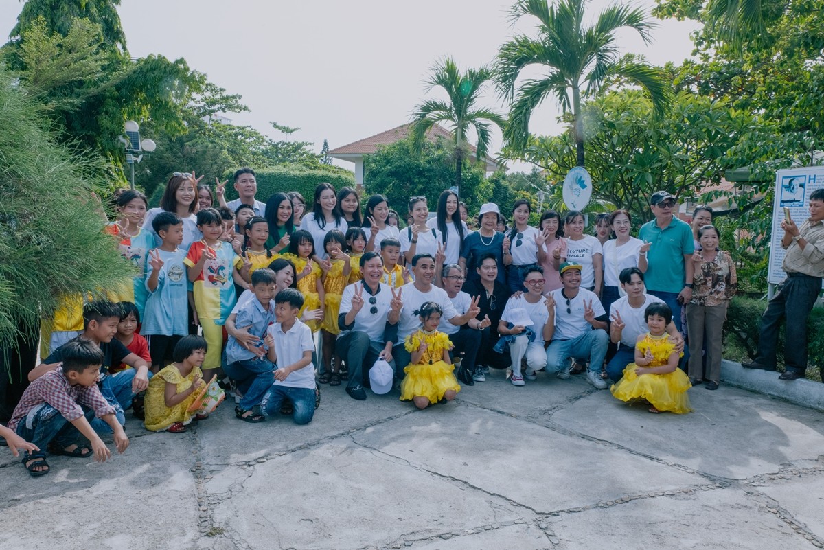 Á hậu Trương Tri Trúc Diễm cùng Quyền Linh, Phương Thanh đến thăm làng trẻ em SOS