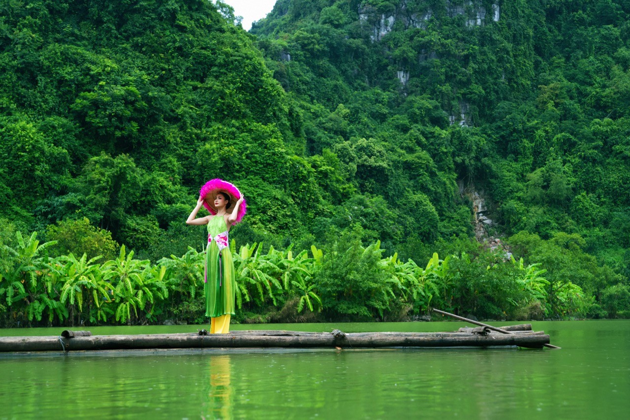 Hoa hậu Bùi Xuân Hạnh hóa 'nàng thơ' đẹp rạng rỡ tại Ninh Bình trước thềm chinh chiến 'Miss Cosmo 2024'