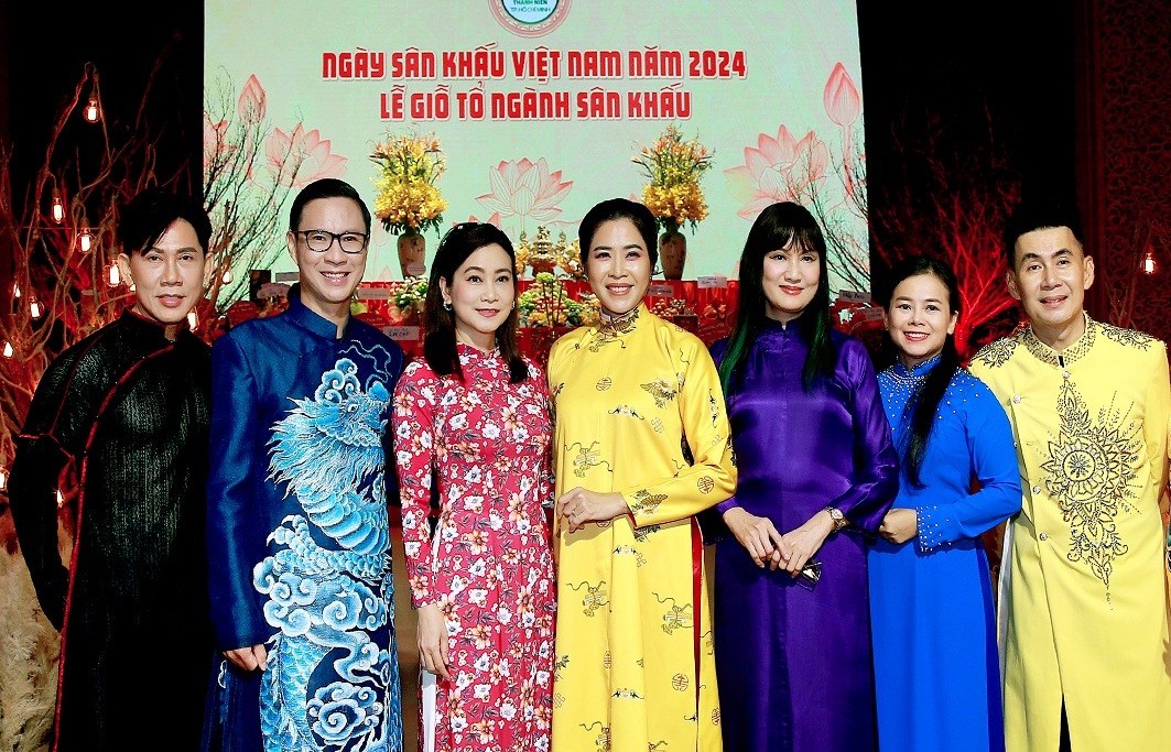 Nhiều nghệ sĩ 'đội' mưa đến dâng hương bàn thờ Tổ sân khấu NVH Thanh Niên TP.HCM