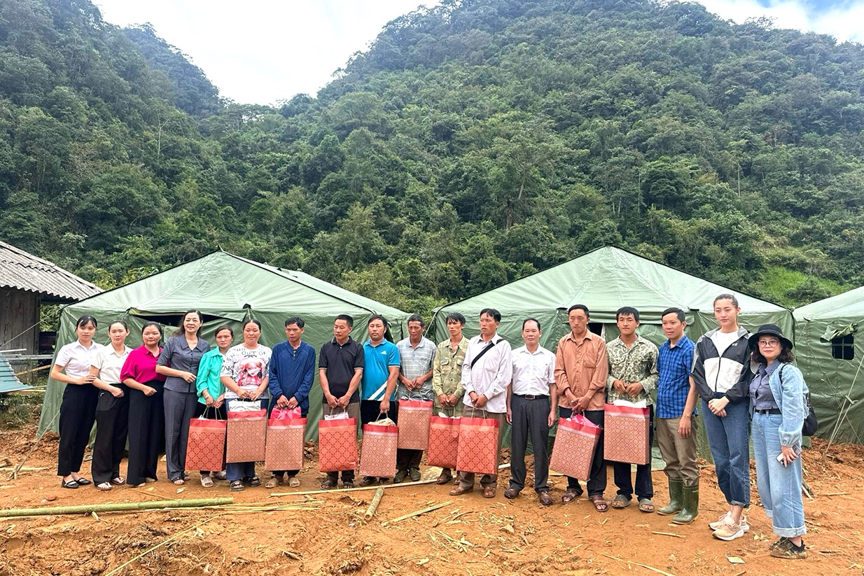 Lương Thùy Linh nhận bảo trợ cho 2 em bé mất cả cha lẫn mẹ ở Cao Bằng