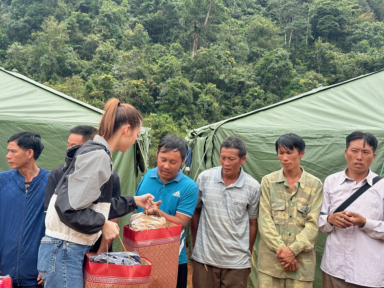 Lương Thùy Linh nhận bảo trợ cho 2 em bé mất cả cha lẫn mẹ ở Cao Bằng