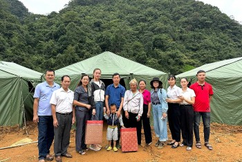 Lương Thùy Linh nhận bảo trợ cho 2 em bé mất cả cha lẫn mẹ ở Cao Bằng