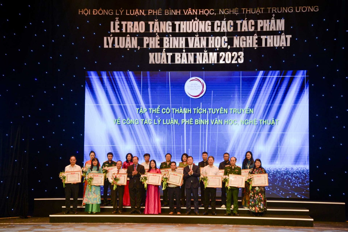 T.S Ngô Phương Lan được vinh danh tại Lễ trao tặng thưởng các tác giả có tác phẩm lý luận, phê bình văn học, nghệ thuật chất lượng cao