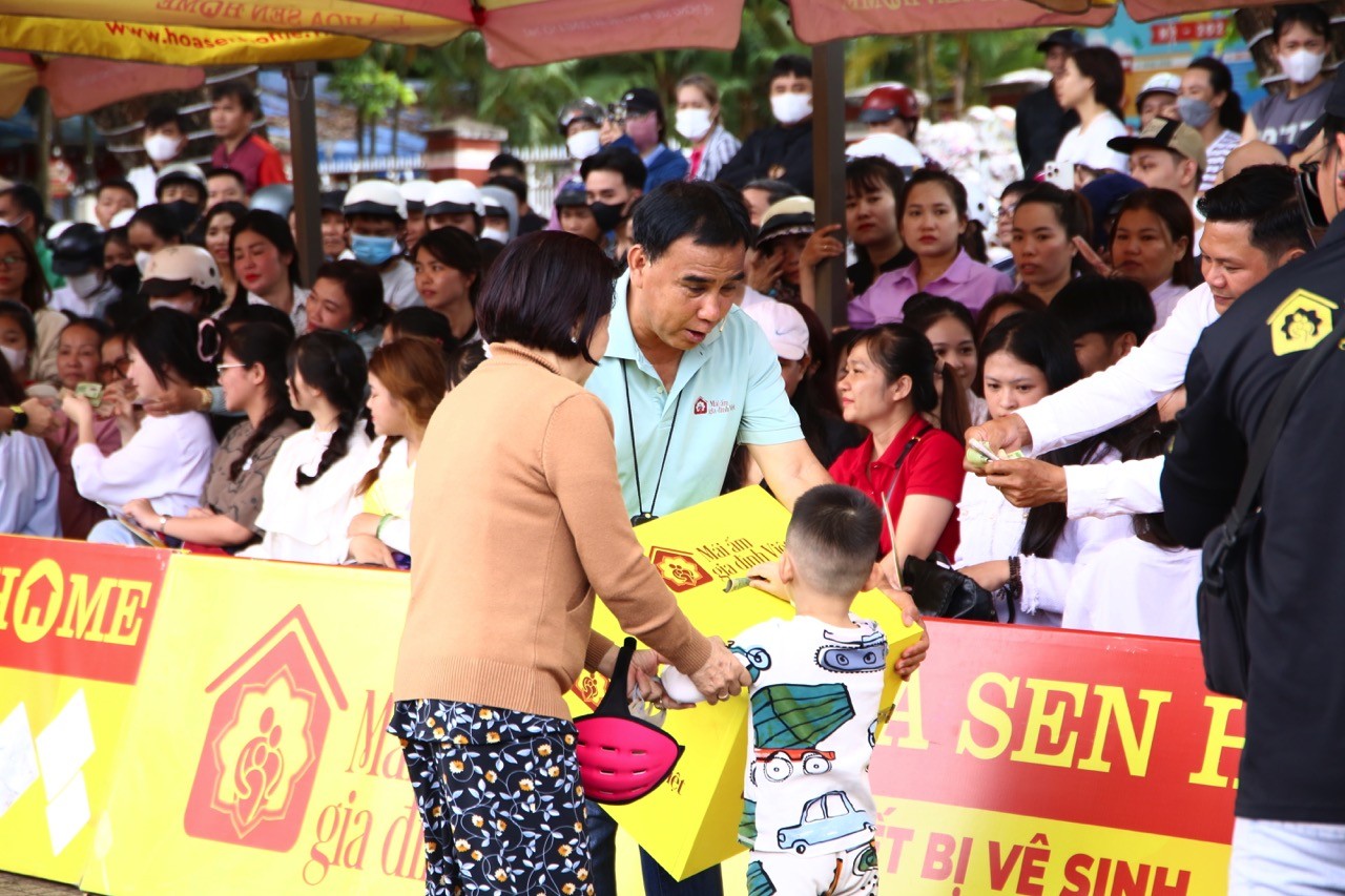 'Mái ấm gia đình Việt': MC Quyền Linh, Đinh Tiến Đạt, Khả Ngân, Vương Anh Tú và Đoàn Thiên Ân hoàn thành ngày ghi hình đầu tiên tại Đắk Lắk